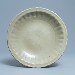Een Chinese Longquan celadon schotel, Ming — foto 1