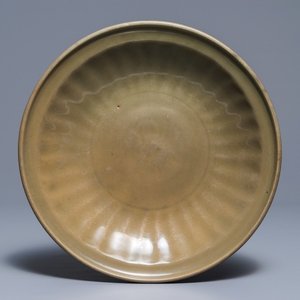 Een Chinese Longquan celadon schotel, Ming — foto 1