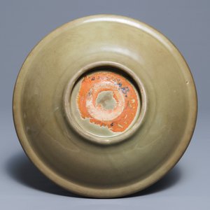 Een Chinese Longquan celadon schotel, Ming — foto 2