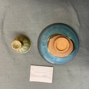 Een Chinese Longquan celadon stem cup en een Junyao kom, Ming en/of later — foto 11