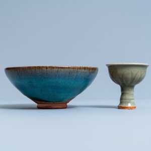 Een Chinese Longquan celadon stem cup en een Junyao kom, Ming en/of later — foto 2