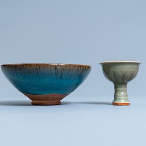 Een Chinese Longquan celadon stem cup en een Junyao kom, Ming en/of later — foto 4