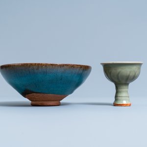 Een Chinese Longquan celadon stem cup en een Junyao kom, Ming en/of later — foto 5