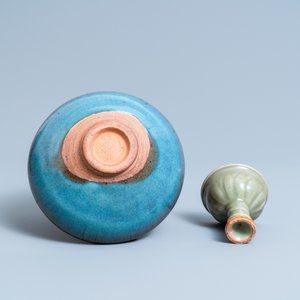 Een Chinese Longquan celadon stem cup en een Junyao kom, Ming en/of later — foto 7