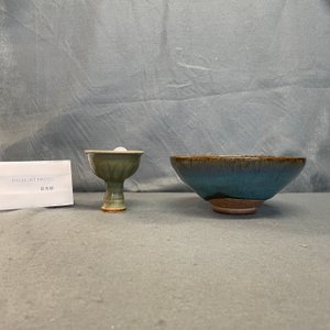 Een Chinese Longquan celadon stem cup en een Junyao kom, Ming en/of later — foto 8