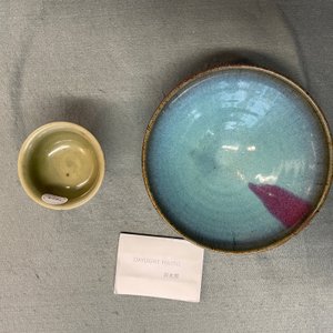 Een Chinese Longquan celadon stem cup en een Junyao kom, Ming en/of later — foto 10