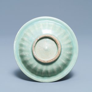 Een Chinese Longquan celadon 'twin fish' schotel, Song — foto 2