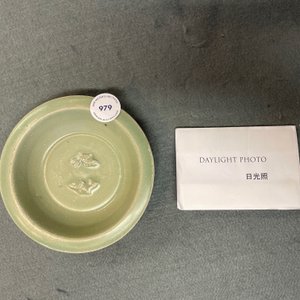 Een Chinese Longquan celadon 'twin fish' schotel, Song — foto 3