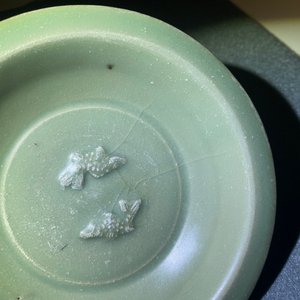 Een Chinese Longquan celadon 'twin fish' schotel, Song — foto 6