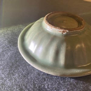 Een Chinese Longquan celadon 'twin fish' schotel, Song — foto 10