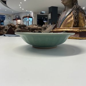Een Chinese Longquan celadon 'twin fish' schotel, Song — foto 17