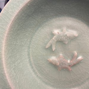 Een Chinese Longquan celadon 'twin fish' schotel, Song — foto 4