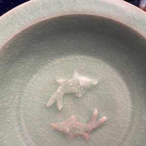 Een Chinese Longquan celadon 'twin fish' schotel, Song — foto 5