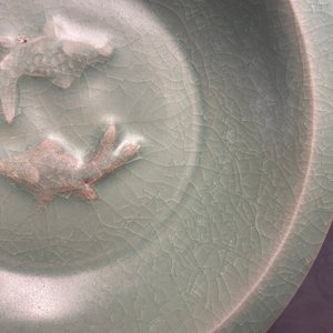 Een Chinese Longquan celadon 'twin fish' schotel, Song — foto 7