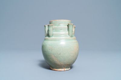Een Chinese Longquan celadon urne met vijf tuiten, Song