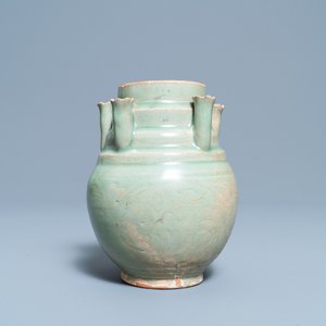 Een Chinese Longquan celadon urne met vijf tuiten, Song — foto 1