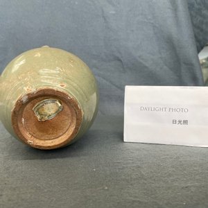 Een Chinese Longquan celadon urne met vijf tuiten, Song — foto 11