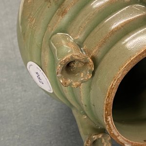 Een Chinese Longquan celadon urne met vijf tuiten, Song — foto 13