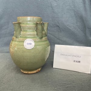 Een Chinese Longquan celadon urne met vijf tuiten, Song — foto 8