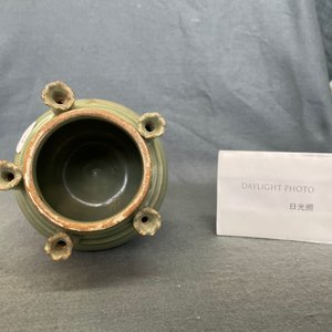 Een Chinese Longquan celadon urne met vijf tuiten, Song — foto 10