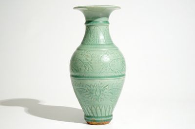 Een Chinese Longquan celadon vaas met ingekrast decor, Song of Ming