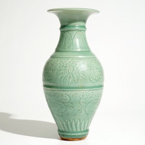 Een Chinese Longquan celadon vaas met ingekrast decor, Song of Ming — foto 4