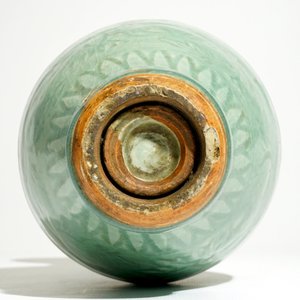 Een Chinese Longquan celadon vaas met ingekrast decor, Song of Ming — foto 6
