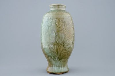 Een Chinese Longquan celadon vaas met onderglazuur decor, Ming Dynastie