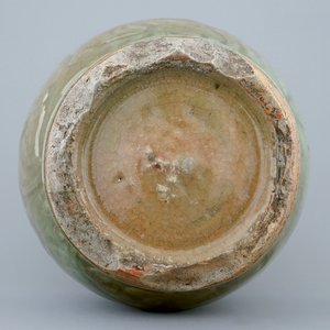 Een Chinese Longquan celadon vaas met onderglazuur decor, Ming Dynastie — foto 2
