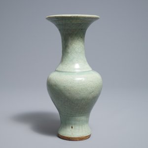 Een Chinese Longquan celadon vaas met onderglazuur decor, Ming — foto 4