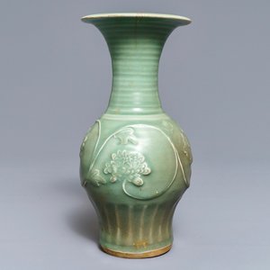Een Chinese Longquan celadon vaas met pioenen, Song/Ming — foto 1