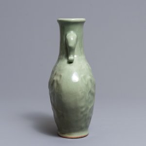 Een Chinese Longquan celadon vaas met reliëfdecor van draken, Ming — foto 2