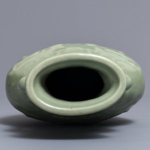 Een Chinese Longquan celadon vaas met reliëfdecor van draken, Ming — foto 6