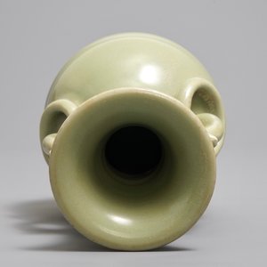 Een Chinese Longquan celadon vaas, Ming — foto 5