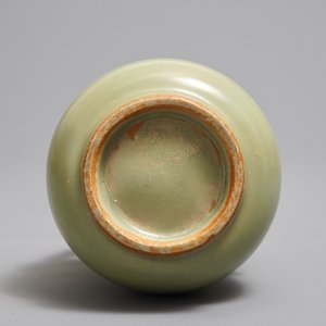 Een Chinese Longquan celadon vaas, Ming — foto 6