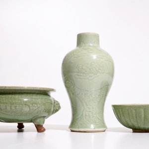 Een Chinese Longquan celadon wierookbrander, een onderglazuur gedecoreerde vaas en een kom, Ming en later — foto 2