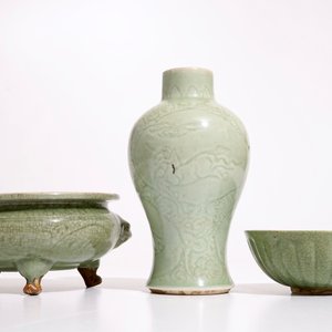 Een Chinese Longquan celadon wierookbrander, een onderglazuur gedecoreerde vaas en een kom, Ming en later — foto 4