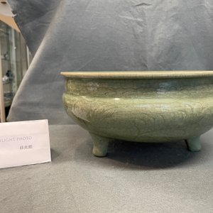 Een Chinese Longquan celadon wierookbrander met houten deksel met zeepstenen Boeddha, Ming — foto 11