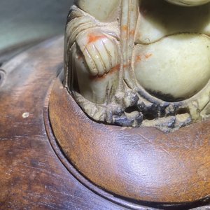 Een Chinese Longquan celadon wierookbrander met houten deksel met zeepstenen Boeddha, Ming — foto 18