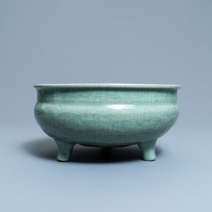 Een Chinese Longquan celadon wierookbrander met houten deksel met zeepstenen Boeddha, Ming — foto 2