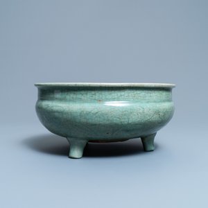 Een Chinese Longquan celadon wierookbrander met houten deksel met zeepstenen Boeddha, Ming — foto 3