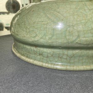 Een Chinese Longquan celadon wierookbrander met houten deksel met zeepstenen Boeddha, Ming — foto 31