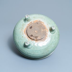 Een Chinese Longquan celadon wierookbrander met houten deksel met zeepstenen Boeddha, Ming — foto 7