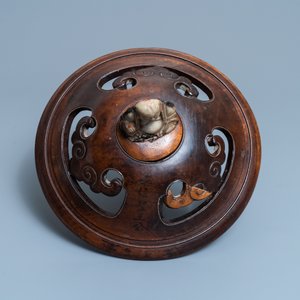 Een Chinese Longquan celadon wierookbrander met houten deksel met zeepstenen Boeddha, Ming — foto 8