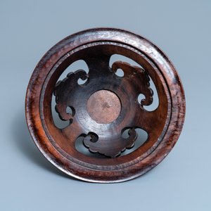 Een Chinese Longquan celadon wierookbrander met houten deksel met zeepstenen Boeddha, Ming — foto 9