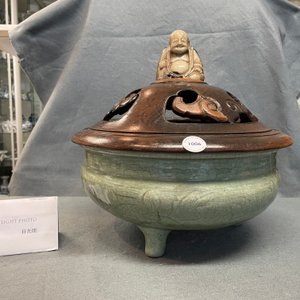 Een Chinese Longquan celadon wierookbrander met houten deksel met zeepstenen Boeddha, Ming — foto 10