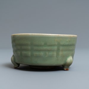 Een Chinese Longquan celadon wierookbrander met trigrammen, Ming — foto 3