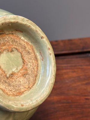 Een Chinese Longquan celadon wijnkan met anhua decor, Yuan/Ming — foto 12