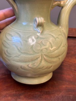 Een Chinese Longquan celadon wijnkan met anhua decor, Yuan/Ming — foto 6