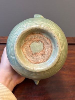 Een Chinese Longquan celadon wijnkan met anhua decor, Yuan/Ming — foto 10